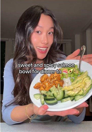 sweet and spicy salmon bowl for dinner tonight 🍚🥑🍣 here’s what I did: marinade: • soy sauce, siracha, honey, garlic powder, paprika, black pepper toppings: • edamame, cucumbers, avocado dressing: • avocado oil mayo, siracha #eatdinnerwithme #salmonbowl