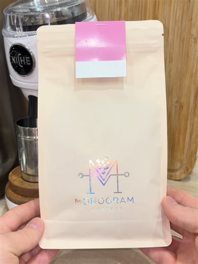 Today we brewed up a lovely Ethiopian coffee called Uraga, roasted by Monogram Coffee Roasters. I opted to make both a flat white and a V60. Both were fantastic, but for different reasons. The flat white had a lovely balance of sweet, fruity flavours, while the V60 really let the bright fruit and floral notes shine through. A very versatile, delicious coffee. @monogram.gr @joemakescoffee