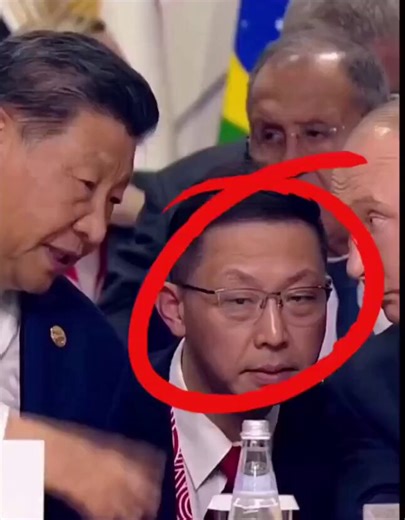 🇷🇺🇨🇳 Xi Jinping et Poutine discutent face à face. Au milieu, un interprète traduit chaque mot en temps réel. Une seule erreur, une seule nuance mal transmise… et cela peut devenir un incident diplomatique. Pression immense. Respect total pour ce métier de l’ombre