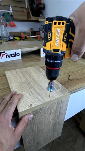 🛠️ If you're looking for a professional finish with no visible screw heads… this is the secret I use in my work 👌 In this video, I use a countersink bit that allows me to drill a pre-set hole and then create a circular recess into which the screw head fits completely. Afterward, you can seal it with a wooden plug of the same type for a very clean and elegant surface 🔥. For a perfect result, I also use a wood circular saw to make plugs of the same size and type of wood, so the screws disappear