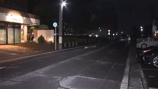 愛知県知立市で外国人が乗る手配中の”盗難車“を発見↓職務質問しようとするも逃走↓逃走中に別のパトカーと乗用車2台に接触↓現在も逃走中