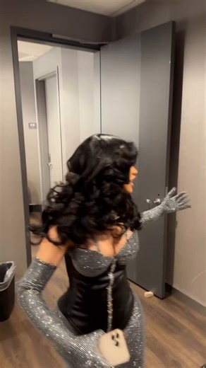 Cardi B in a new outfit backstage tonight at her SOLD OUT show in Boston on the #LittleMissDramaTour. 😍