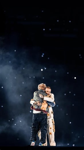 País Posible on Instagram: "@velezartisan vuelve a demostrar por qué es un referente del diseño y la marroquinería del país: vistió a Ed Sheeran en su concierto en Bogotá. Una colaboración que habla de identidad, calidad y oficio, donde la moda hecha en Colombia se cruza con la música global. Cuando una marca local acompaña a un artista internacional de este nivel, no es solo estilo: es historia, cultura y orgullo nacional. #edsheeran #orgullocolombiano #jbalvin"