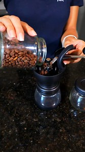 MOLEDOR DE CAFÉ! ☕️😍💯 ▪️La forma más rápida y práctica de moler granos de café ▪️Brazo giratorio y regulable para elegir el grosor deseado a la hora de moler ▪️Incluye 2 recipientes de vidrio con tapa (capacidad: 100gr c/u) 💵 PRECIO: 99.000Gs 📲 Pedidos y consultas al WhatsApp 0981 173763 | ALL Import