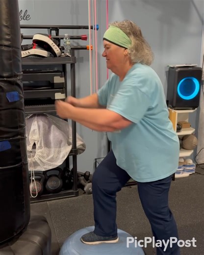 Monday work 🥊💪🏻 #PDFightclub #parkinsons #parkinsonsdisease #parkinsonsexercise #parkinsonswarrior #parkinsonsfighter #functionalmovement #functionaltraining #mobility #mobilityexercise #wefightback #parkinsonsexercise #bigmovements #balance #postureexercises #weighttransfer #spacialawareness #cognitiveskills #motorskills #finemotor #grossmotor #largemotorskills #boxingtrainging #boxingforparkinsons #youngonsetparkinsons #heavybagdrills #boxing #punch4parkinsons #p4p #apdari | P. D. Fight Clu