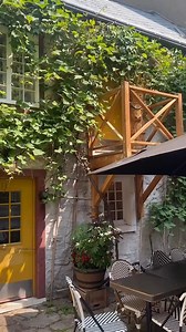 Un café que nos hace viajar, sin salir del Viejo Québec. ☕️ 🎥 : Smith Café 📍: La Maison Smith | Des Jardins | Bonjour Québec