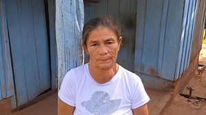 CARGARON MUÑECO CON RESTOS DE UN BEBÉ FALLECIDO Y EMPEZÓ A CRECER SU CABELLO. Llegamos a la casa de la Señora en el Asentamiento Ko'ĕ Porã de Canindeyú donde le tienen al muñeco utilizado para la enseñanza en aula de educación inicial en la zona por una maestra que ya falleció, surgió la idea de una madre que perdió a su bebé de 7 meses en 2005 de introducir el resto de la criatura dentro del objeto hace 1 año y 3 meses, y a partir de allí notaron que creció pero en forma brillante el cabello de