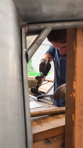 Tour dans l'atelier Couverture-Zinguerie basé sur notre site Bois & Toit qui reçoit un public adulte. Que ce soit en formation continue, en apprentissage ou en parcours modulaires, chacun avance à son rythme pour développer des compétences solides et reconnues. 🎓 📌 Au programme : 🏠 Techniques avancées de couverture et zinguerie 📐 Précision, autonomie et mise en pratique 💻 Maîtrise des outils numériques et traditionnels Une année riche, rythmée par la transmission de savoir-faire et l’accomp