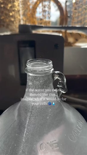 Lizzy 🌞 on Instagram: "This is what hydrogen rich, ionized water looks like. ✨ Water that actually carries energy. Water your cells recognize. This kind of water is filled with active molecular hydrogen, which may help your body absorb it more easily. When your water feels more alive, your whole system can feel the difference. Your cells can respond differently. Your energy can shift. Your body can feel supported and hydrated at a deeper level. Most people have never tasted water that can reach