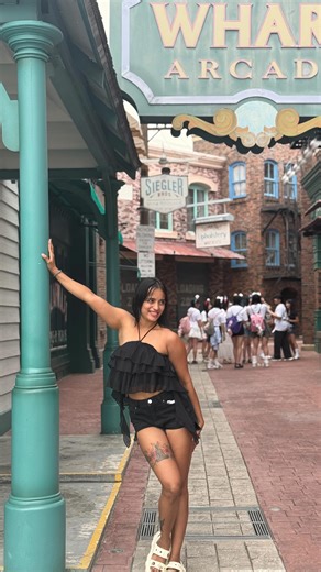 Heena jain on Instagram: "I’m in love with this one 😍 #singapore #travel #universalstudiosingapore #bollywood"