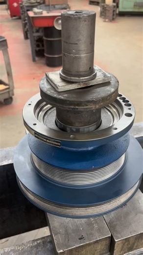 Horton fan hub rebuild. A cost effective solution where we replace the bearing and fan clutch. #truckrepair #rebuild #truckservice #repair 💯 | Houpert Truck Service