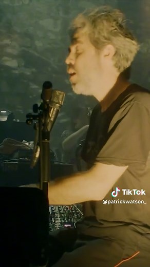 Live Performance of 'Je Te Laisserai Des Mots' by Patrick Watson