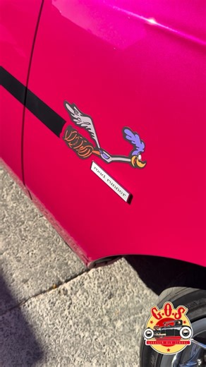 31 reactions | 1968 Plymouth Road Runner Direto de Cypress, TX, pelas mãos da equipe PAINTHOUSE e do talentoso Randy Borcherdin. Sob o capô, um 572 Keith Black Hemi all-aluminum entrega potência bruta, combinada com uma transmissão Tremec Magnum de 6 marchas. Cada detalhe foi pensado: chassi com Watt’s link, escapamento escondido interior sob medida pintura PAINTHOUSE | Garagem Old School | Facebook