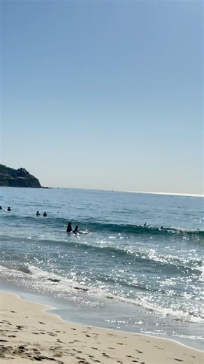 Disfrutando de las olas Del Mar en la playa