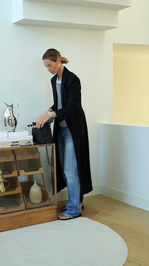 Anouk Yve on Instagram: "Style trick Tuesday 🌪 the white tee pop Long blazer @houseofdagmar Knit @zenggi_amsterdam @arketofficial has the best ones Jeans vintage 501 Watch @audemarspiguet Earrings @cosstores"