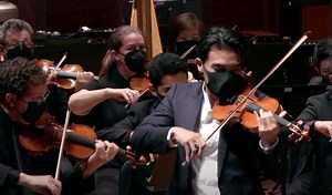 Violinist Breaks a String While Performing Tchaikovsky in Concert, and Gracefully Recovers