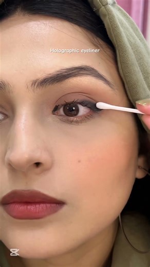 Green holographic eyeliner tutorial #makeuptutorial #eyeliner #makeupforbeginners