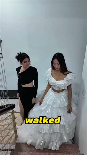 The model's tricky dress！