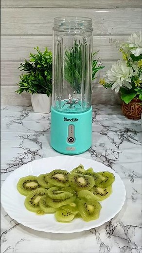 Refreshing Kiwi Juice in a Portable Blender – Quick & Healthy Drink Recipe!