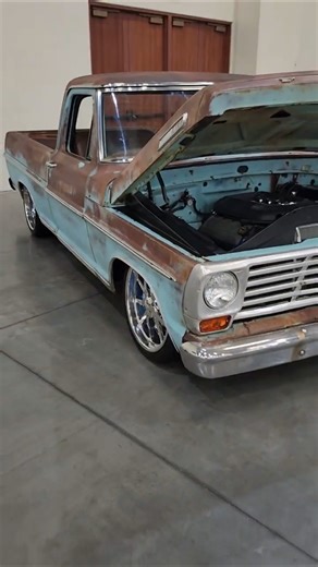 Crazy surprise in this 'rust'ic classic truck. I guess rust is an "in" thing now. @Sevierville