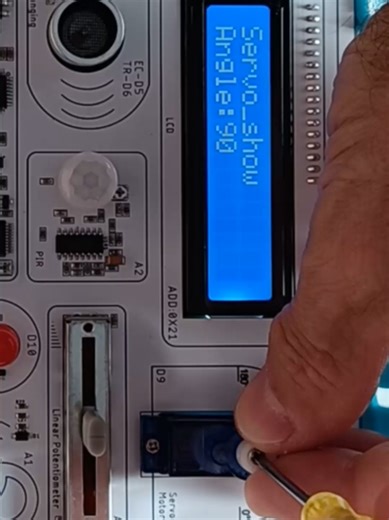 All in one for Arduino de Elecrow. Un estupendo kit/laboratorio dirigido a la enseñanza, para practicar con Arduino sin cables, componentes, soldaduras ni enredos. Ideal para que el niño y el profesor se preocupen únicamente de la programación y centren su esfuerzo en el aprendizaje. No te pierdas el vídeo completo en mi canal de YouTube