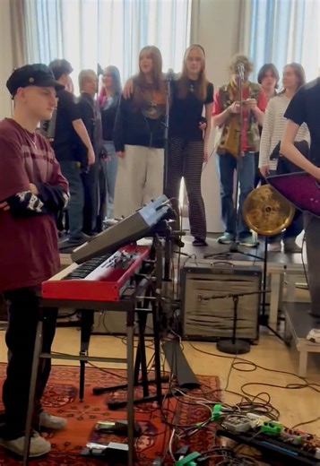 Så er det lige om lidt! 🚐🎤 I øjeblikket lægger vi sidste hånd på numrene, når vi forbereder vores Danmarksturné med fortolkninger af det danske hitband Aphaca. 🥳 Vi glæder os til at fyre op under store scener med fedt lyd- og lys-setup og selvfølgelig masser af god stemning. Kom og oplev Baaring Musikefterskole live – og husk, der er fri entré til alle koncerterne! Ses vi? 🎶✨ 📅 14/4 kl. 13.00 - Posten Odense (VIP show) 📅 14/4 kl. 19.30 - Posten Odense (fri entré) 📅 15/4 kl. 13.00 - Train 