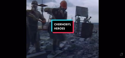 ☢️ Cleaning the Chernobyl Nuclear Power Plant’s roof of the reactor no. 3 after explosion. First hours, first heroes… #pripyat #chernobyl #disaster #f