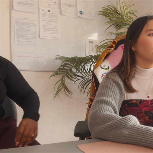 ❤️ Introducing...the Conversation Club! Perfect for (B1) intermediate - (B2 ) advanced learners, this French course: ✅ has casual, free-flowing conversations ✅ improves your fluency, pronunciation, and listening skills 👀 ✅ helps you practise real-life French conversation weekly with expert moderators 🥰 ✅ lets you talk to real people, have live correction and join an interactive community 👥 This club offers a friendly, no-judgement environment for practising your French speaking. ❤️ Want to ge