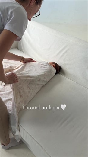 Tutorial otulania w naszym Otulaczu Soft Bloom🤍 Dlaczego otulacz to wyprawkowy must-have? ✨Zapewnia spokój – maluszki uwielbiają delikatną ciasnotę, która przypomina im bliskość z brzucha mamy. ✨Pomaga spokojniej spać i realnie wydłuża drzemki - otulone ciało czuje się stabilnie, co zmniejsza nagłe ruchy i stres. ✨Daje maluszkowi poczucie bezpieczeństwa - co pomaga w przejściu z brzucha na świat 🤍 Nasze otulacze szyte są z tej samej milusiej organicznej bawełny co nasze chusty - które pokochał