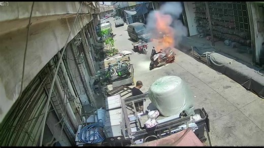 Motorcycle bursts into flames as bystanders rush to extinguish fire in Yunnan, China