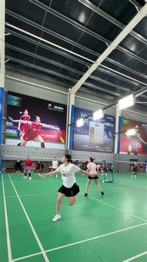 羽毛球双打中的高级技巧：毫不犹豫的旋转发球 羽毛球技巧 双打比赛