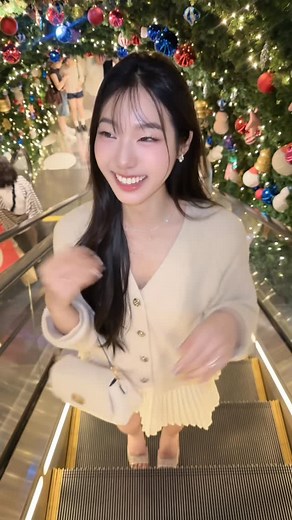 Siansian . 邓慧仙✨🧜🏻‍♀️🫧🪸 on Instagram: "Blooper, why is trying to be cute so hard😂"