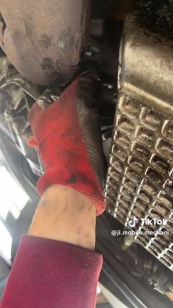 Oxygen sensor on your 2008 Ford Escape ✔️ #mobilemechanic #ford #fyp #jimobilemechanics #foryou