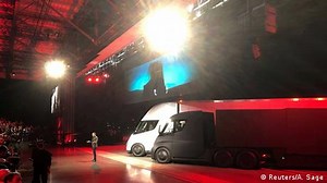 Musk presents Tesla's big rig