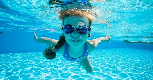 【小学生向け】水泳が上達する泳ぎ方のコツ！クロールなどのポイントも