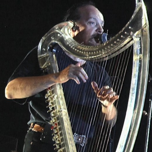 🎵 TRI MARTOLOD 🎵. À l’occasion des 50 ans du Festival interceltique de Lorient, on vous propose de plonger dans la musique celtique avec « Tri martolod », un titre emblématique du répertoire breton, interprété par Alan Stivell en 1998. | INA