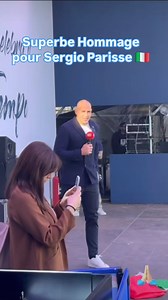 La Fédération italienne a rendu un hommage en l'honneur de Sergio Parisse véritable légende avec ses142 sélections entre 2002 et 2019 avant le match contre la France . Retraité depuis 2023, l'ancien troisième-ligne a marqué le Top 14 pendant dix-sept ans, au Stade Français (2005-2019) puis à Toulon (2019-2023).Actuellement , il entraine la touche du RCT... 📹 Silvia Parisse 😍 #rugby #rugbyfamily #rugbyman #rugbygram #xvdefrance #rugbylife #rugby15 #rugbyplayer #funnyvideos #rugbyclub #yvandurug