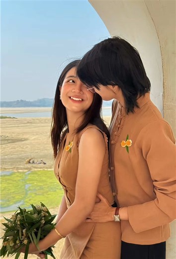 #hypic #hypiccreator ဒီ spring couple photoshoot aesthetic trend 2026 က natural light couple portrait vibe နဲ့ အရမ်း romantic viral trending ဖြစ်နေစ်နေပါတယ် 🌸 soft warm tone filter လေးနဲ့ river side outdoor background အောက်မှာက်မှာ ရိုက်ထားက်ထားတဲ့ candid spring couple photoshoot moment က cinematic love story mood အပြည့်ပဲည့်ပဲ ဖြစ်တစ်တယ်, perfect for couple goals content, engagement vibe photo idea, anniversary shoot inspiration နဲ့ romantic outdoor couple pose ideas လိုချင်သူင်သူတွေအတွက် supe