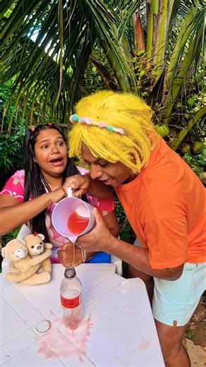 COMO COLOCAR SUCO NA GARRAFA 🤣🤣🤣🤣#humor #comedy #funny #comedia #memes #shortvideo #shorts