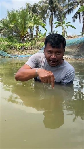 পানি চেক করার পর এবার নতুন ধামাকা! দেখুন কি হলো 😂 #Viral #Trending #Funny