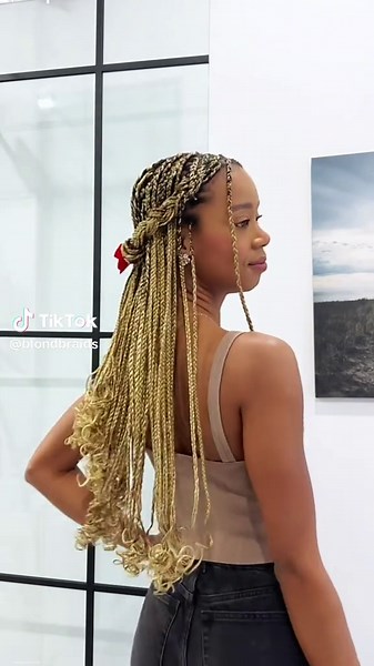 Cute Christmas Hairstyle with Knotless Braids