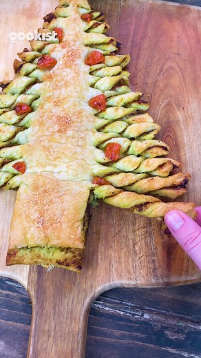 Since you liked the sweet version, here’s the savory puff pastry #Christmas #appetizer to make with just 4 ingredients! 🤩🎄🎁❤️ Everyone will love it! 👉INGREDIENTS 2 sheets puff pastry pesto sauce ham parmesan cheese 👉METHOD 1. Roll out one puff pastry sheet into a large rectangle on a lightly floured surface and place on the prepared baking sheet. 2. Lightly score puff pastry into the shape of a Christmas tree (triangle) with a wide base. Spread the pesto sauce, ham and parmesan. 3. Bake at 