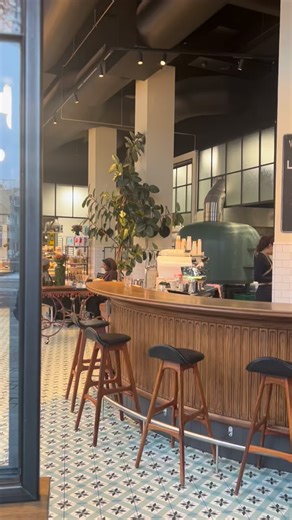 God stemning i bakeriet på Lutlaget og kjøkkenet er klart for lunsj. Ta turen innom for drop-in – og ja, Lobster Roll står på menyen i dag 🦞 #åpentbakeri #håndtverksbakeri #lunsj | Åpent Bakeri