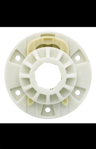 Este cople se encarga de mantener fija la canasta al poste de transmisión y que cuando llegado el momento de exprimido mediante su astriado y seguro o candado 🔒 que lleva conecten para hacer girar la canasta ,si este se llega a barrer por ser de plástico el poste girará dentro de el pero sin mover la tina y tendríamos que remplazarlo . #Lavadoras #siguemeparamascontenido #Comparte | Victor Medina