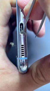 超治愈手机清理尾插口教程，手机充电口堵塞清理全过程，尾插坏了？可能是需要自己清理下了#手机维修 #技术分享 #解压 #手机听筒灰尘清洁 #维修小技巧