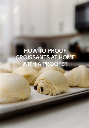 Did you know you could proof croissants at home overnight without a proofer? 🥐 When I started selling croissants in my cottage bakery, I knew I needed a more efficient way to proof croissants at home than by putting them in the oven with a pan of warm water. This method caused a lot of butter leakage and just wasn’t doable for 200 croissants. This is how I proof croissants at home now ⬇️ 1. Shape your croissants in the evening and place them on a lined baking sheet. If you shape your croissants