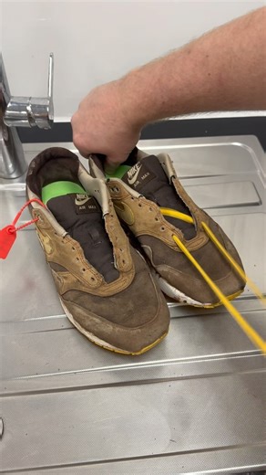 19K views · 15K reactions |  SOUND ON  Clean up on these ducks 閭 #asmr #soundon #sneakers | The Sneakerz Lab | Facebook