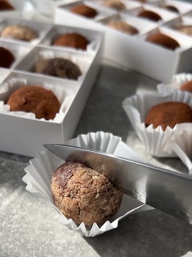 Truffles: Milk Chocolate Hazelnut 🤎✨ ⠀ 🍫 Milk chocolate — 200g (7 oz) 🥛 Heavy cream (33%) — 90g (3 oz) 🌰 Hazelnut paste — 40g (1.4 oz) ⠀ 1. Combine chocolate, cream, and hazelnut paste. 2. Place over a double boiler, stirring constantly until the chocolate melts. 3. Chill in the fridge for 4 hours. 4. Shape into truffles. Optional: roll in cocoa powder or crushed nuts. #tiktokfood #truffles #chocolate