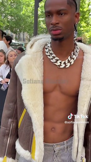 #ShaiGilgeousAlexander attends the Kenzo summer 2023 show at Paris #FashionWeek