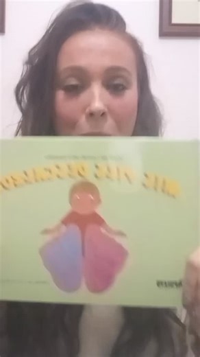 Familia neurodivergente on Instagram: "Abraham es un niño curioso 🧐, alegre 😄 y lleno de vitalidad 🌟, fascinado por explorar 🌳, descubrir 🔍 y experimentar cada vivencia con intensidad 🌱. Sus pies descalzos 👣 lo conectan con el mundo 🌎, guiándolo en su singular marcha y dejando en cada paso la huella transparente de un alma cristalina ✨. Su mundo, único, singular e infinito ♾️🌈, nos invita a reflexionar: en las diferencias habita la belleza 💖. Sus intereses —tan suyos, puros y profundos